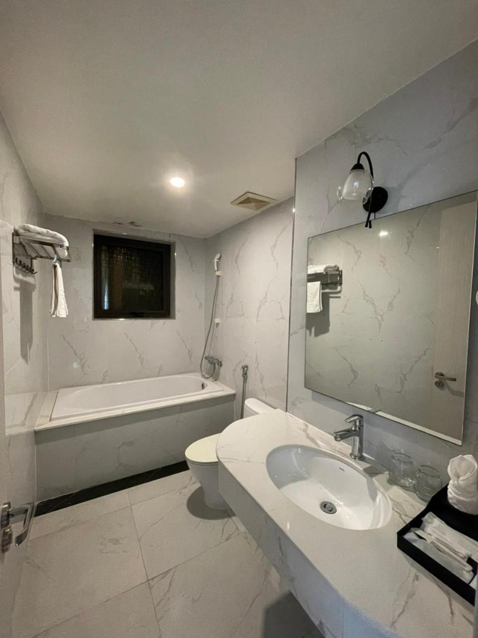 Lotus Hotel & Apartment Hai Phong Exterior photo